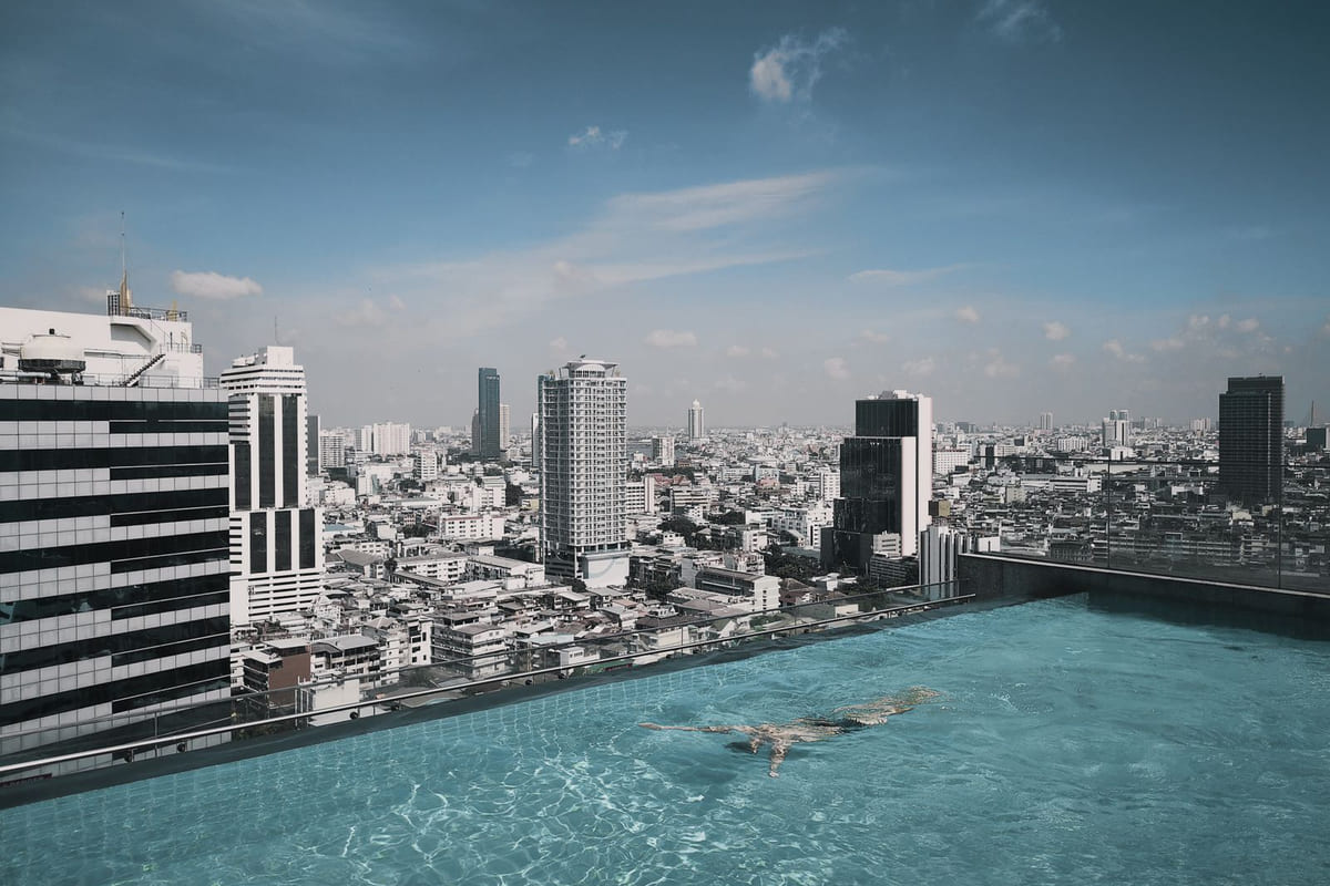 ที่พักกรุงเทพมีสระว่ายน้ำ: ย่านไหนตัวเลือกเยอะสุด? เจาะลึกความคุ้มค่า